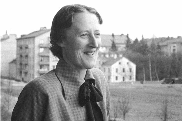 Black and white photo of Gerd Enequist on a balcony, half-length, three-quarter face.
