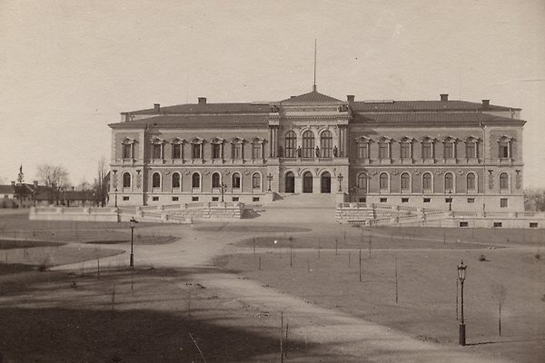 Gammalt foto på universitetshusets framsida när parken och Geijerstatyn inte fanns