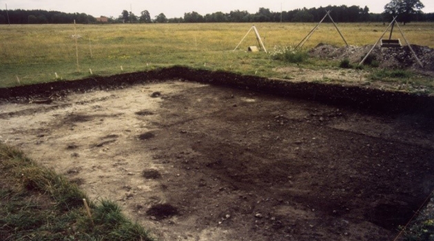 Lämningarna kommer från den gropkeramiska kulturen (3100-2200 f.kr). Första svarta ytan inringad av stolphål. 