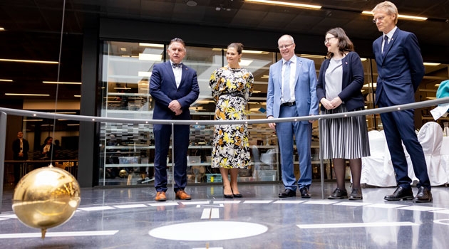 Det nya Ångström invigdes den 13 maj 2022. Fr v: Johan Tysk vicerektor, kronprinsessan Victoria, rektor Anders Hagfeldt, utbildningsminister Anna Ekström, landhövding Göran Enander.