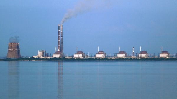 Det ukrainska kärnkraftverket Zaporizjzja är Europas största kärnkraftverk och består av två kyltorn till vänster och 6 VVER-reaktorbyggnader. Övriga byggnader tillhör ett värmekraftverk.