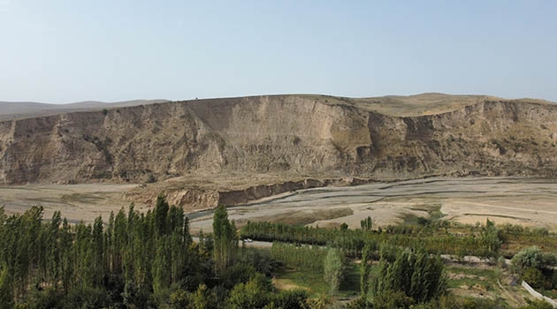 Till lössjordsplatåerna i Tadzjikistan kom de första människorna redan för flera hundratusen år sedan. En expedition försöker ta reda på vilka de var och hur klimatet påverkades deras tillvaro. 