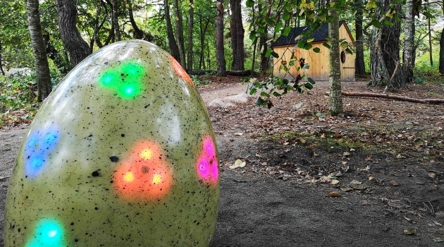 Ett av de uppkopplade äggen som ändrar färg vid beröring. Den nya interaktiva lekplatsen finns i Linköping.