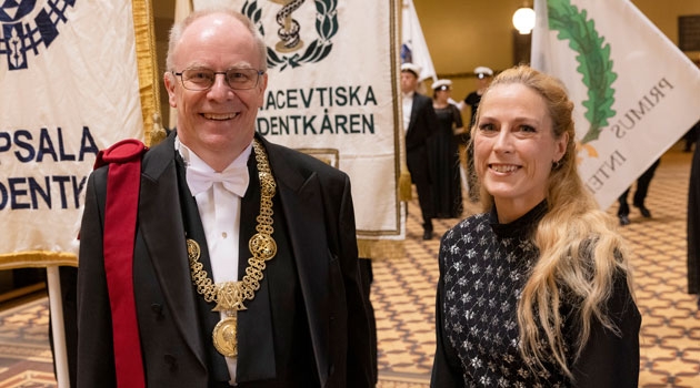 Här står Bonnie Nilhamn tillsammans med rektor Anders Hagfeldt framför studenternas fanborg i universitetshuset i samband med universitetets födelsedagsfirande den 7 oktober 2021.