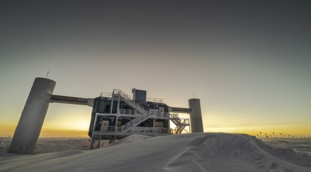 The IceCube Neutrino Observatory at the South Pole is one of the research infrastructures to have received funding for the period 2022-2027 where Uppsala University was the main applicant.