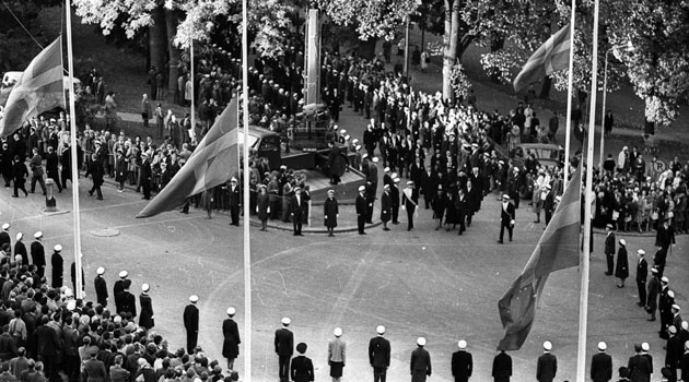 Längs hela begravningsvägen stod studenter –1 200 studenter, med en meters mellanrum, för att visa sin vördnad för Dag Hammarskjöld.