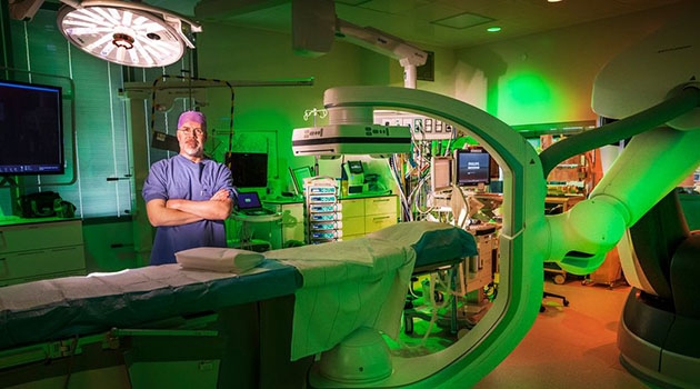 Anders Wanhainen, chef på kärlkirurgen, är huvudansvarig för det nya centret. I angiohybridoperationssalen på Akademiska sjukhuset genomförs komplex aortakirurgi.