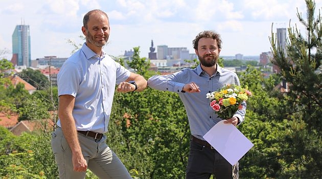 Carl Hedman (till höger) med jurymedlem David Bjerhag under prisutdelningen av tävlingen ABB Sustainability Challenge 2021.