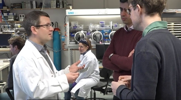 Daniel Brandell talking to his colleagues Reza Younesi och Erik Berg, in the laboratory.