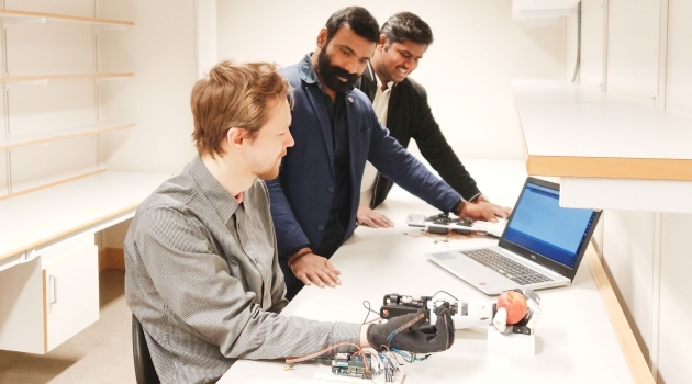 PhD student Johan Engstrand, research leader Robin Augustine and research assistant Arvind Selvan Chezhian Velu are testing the technical circuit board function that will control prostheses.