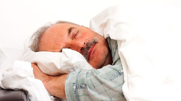 En ny studie visar att äldre män med högre blodtryck på natten än på dagen har högre risk att bli dementa.