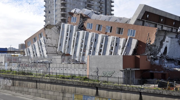 Resultaten pekar på att naturkatastrofer inte påverkar länders åtgärder för att minska katastrofrisker generellt. Bilden byggnader som raserats av ett jordskalv i Chile.