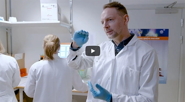 Se filmen om mikrobiologen Erik Holmqvists forskning vid institutionen för cell- och molekylärbiologi.