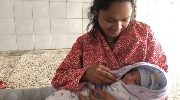 Antalet kvinnor som föder barn på sjukhus har minskat med hälften i Nepal sedan landet i mars i år införde restriktioner för att bromsa spridningen av covid-19. 