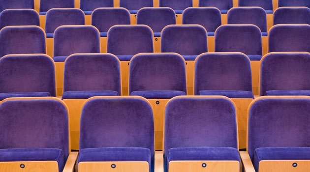 Empty chairs at theaters and concert halls are results of the corona pandemic, which has hit hard on companies across a wide range of industries.