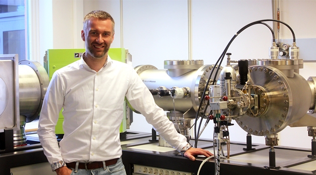Daniel Primetzhofer in front of the Micadas accelerator at the Tandem Laboratory, that conducts everything from non-destructive materials analysis to irradiation and fusion research. 
