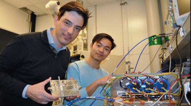 Dragos Dancila utvecklar radiofrekvensförstärkare för nya cyklotroner på FREIA-laboratoriet, här tillsammans med sin doktorand Long Hoang Duc.