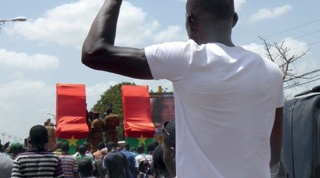 Begravning av personer som dog i kampen mot militärkuppen. Begravningen äger rum oktober 2015 i Burkina Fasos huvudstad Ouagadougou.