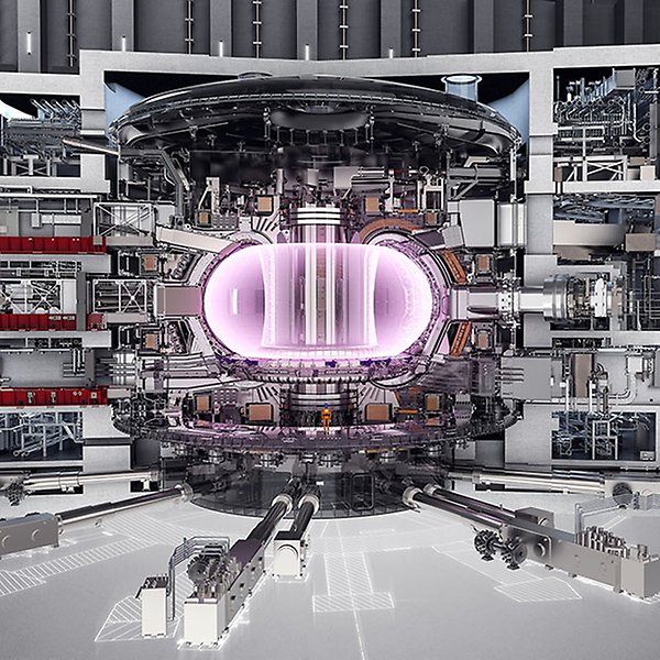 Illustration av ITER,  experimentanläggning för fusionsforskning, i genomskärning.