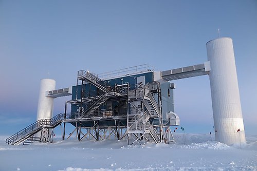 Exteriörbild på Icecube Neutrino Observatory.