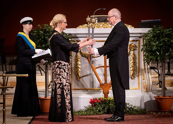The outgoing Vice-Chancellor Eva Åkesson hands the silver sceptres to the new Vice-Chancellor Anders Hagfeldt during the ceremony in the Grand Auditorium