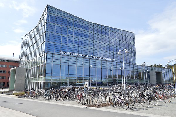 The newest part of the Ångström Laboratory. The facade is made of glass. Many bicycles are parked outside.