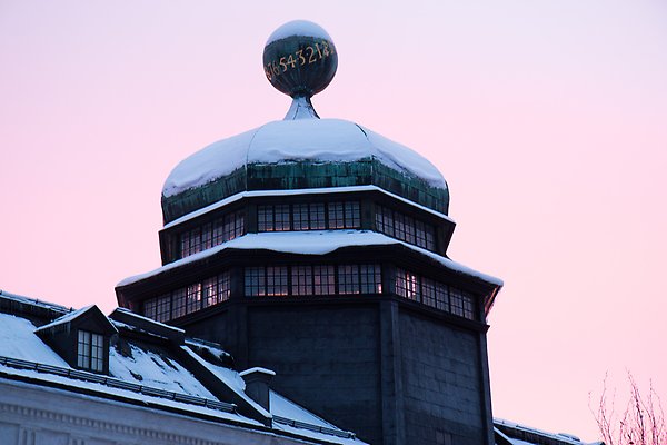 The roof of the Gustavianum museum in a pink sunset.