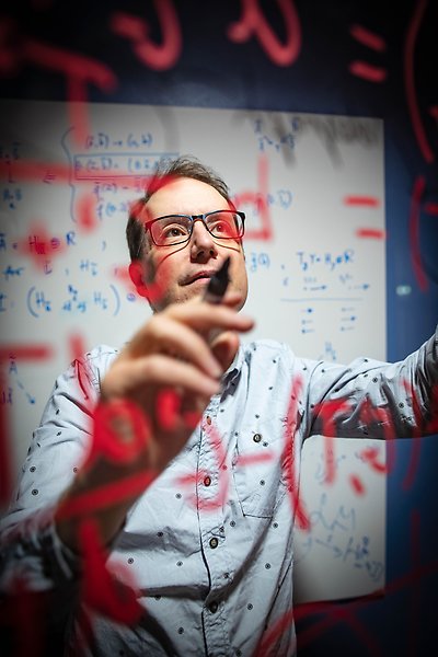 David Sumpter skriva en matematisk ekvation på glas