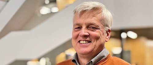 Ulf Jansson fotad inne i Ångströms foajé. 